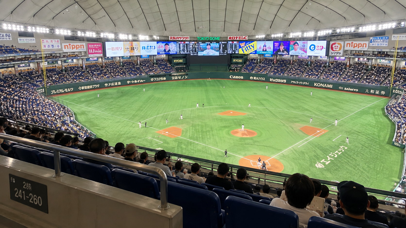 東京ドーム2階席から見たグラウンド全体