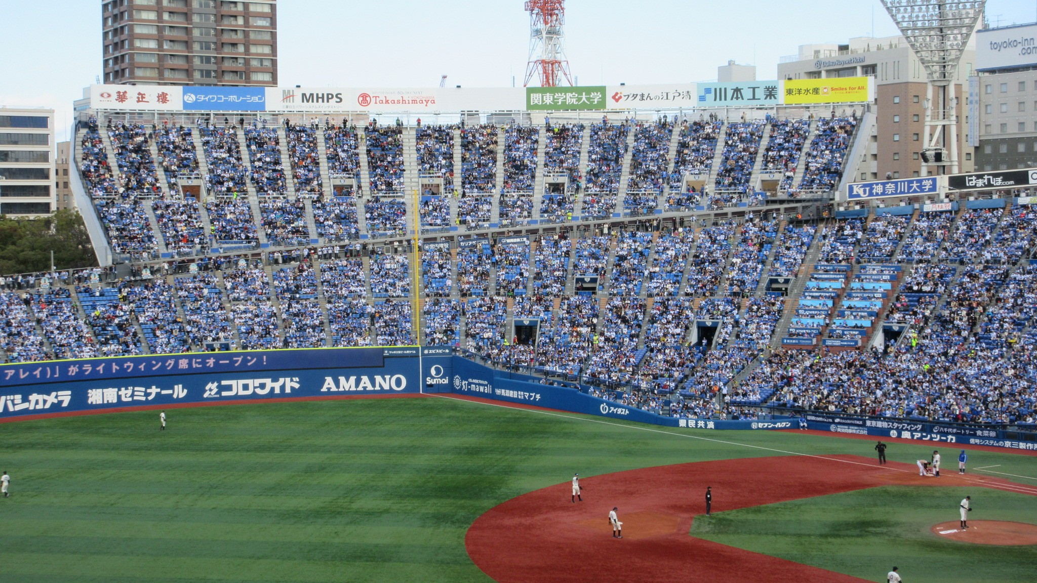 横浜スタジアムのウィング席から見た観客席とグラウンド