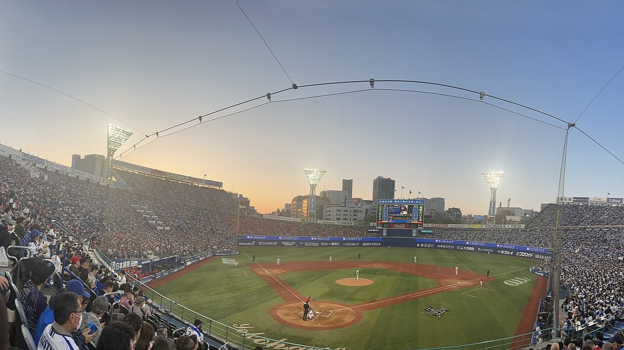 横浜スタジアムで野球観戦する際の球場内の様子
