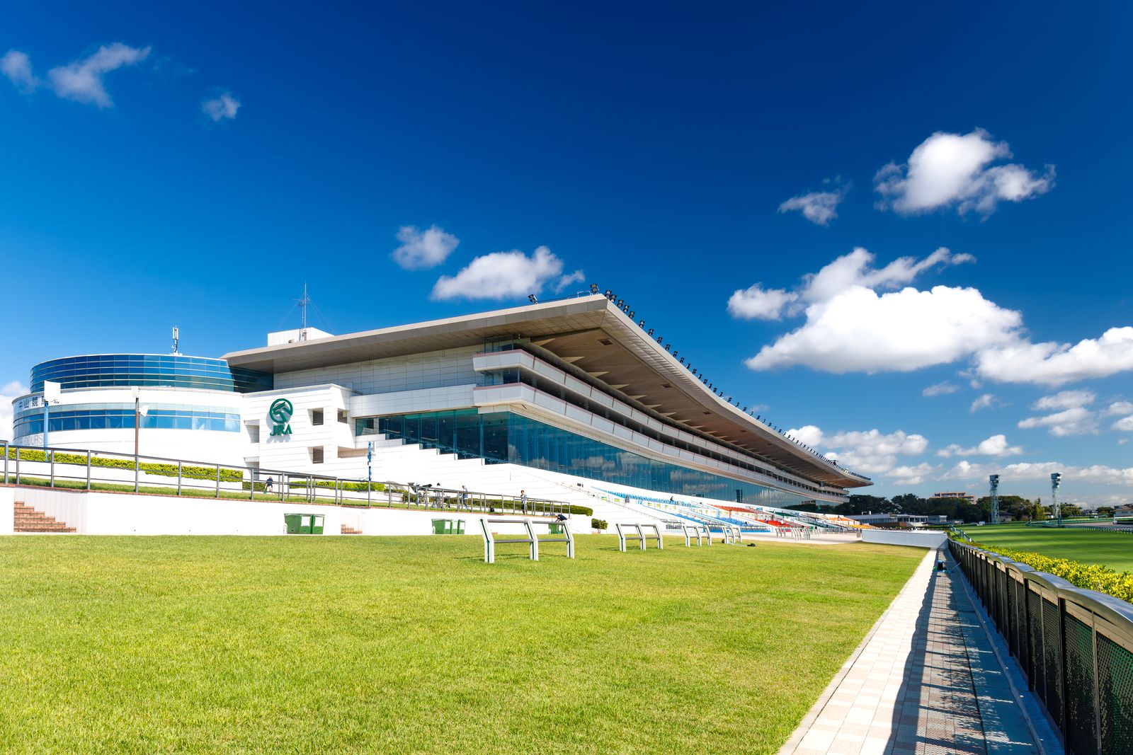 中山競馬場のスタンドと観戦エリア