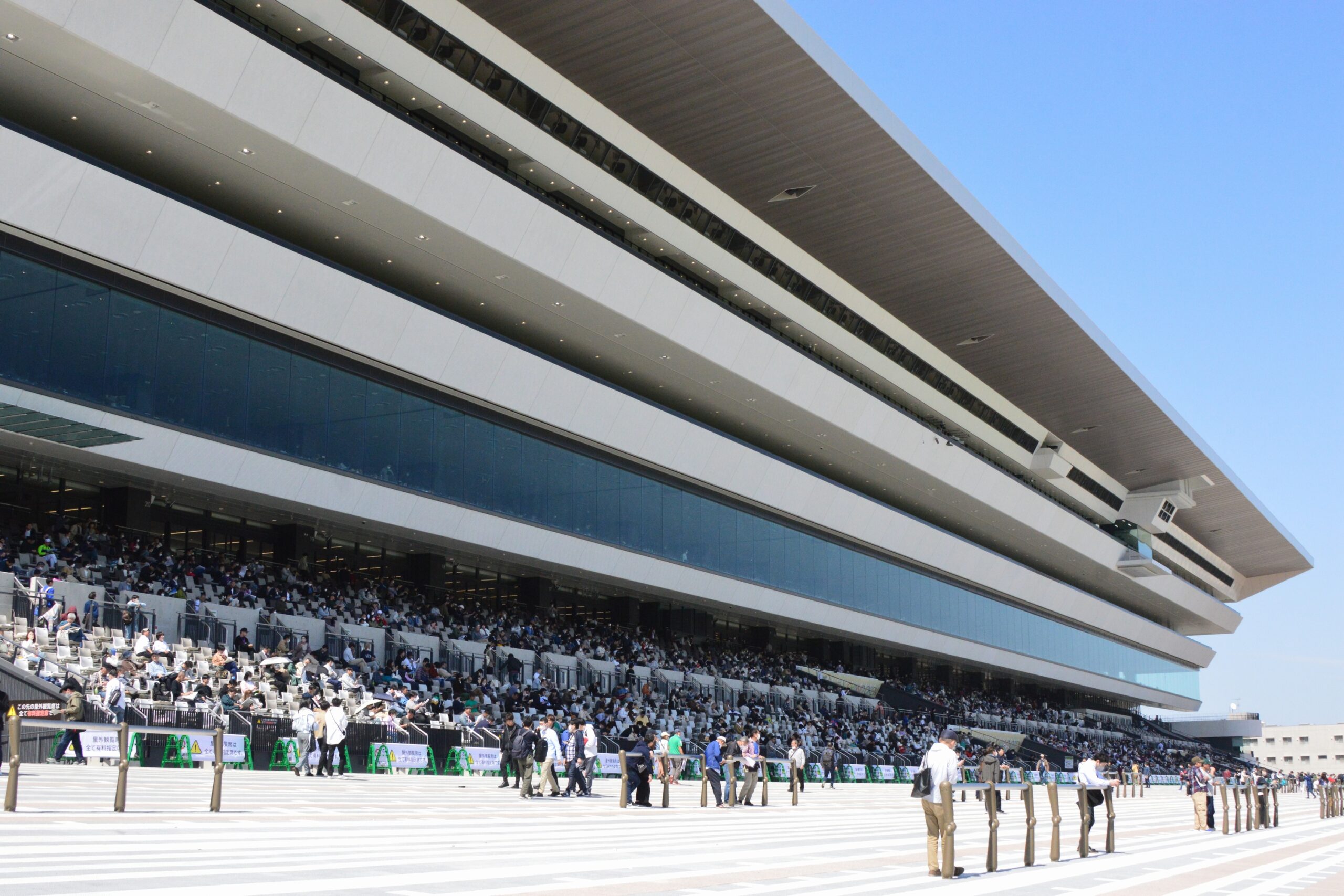 京都競馬場のゴールサイドスタンド