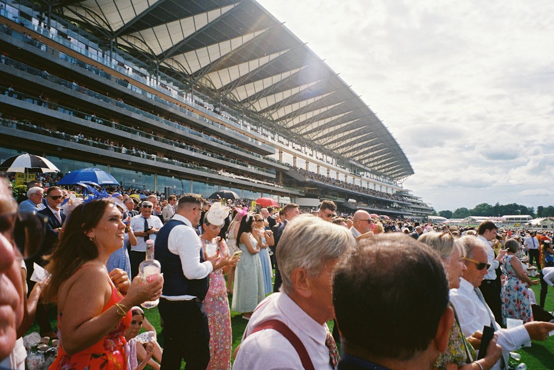 競馬場のスタンドでレースを観戦する人々のイメージ