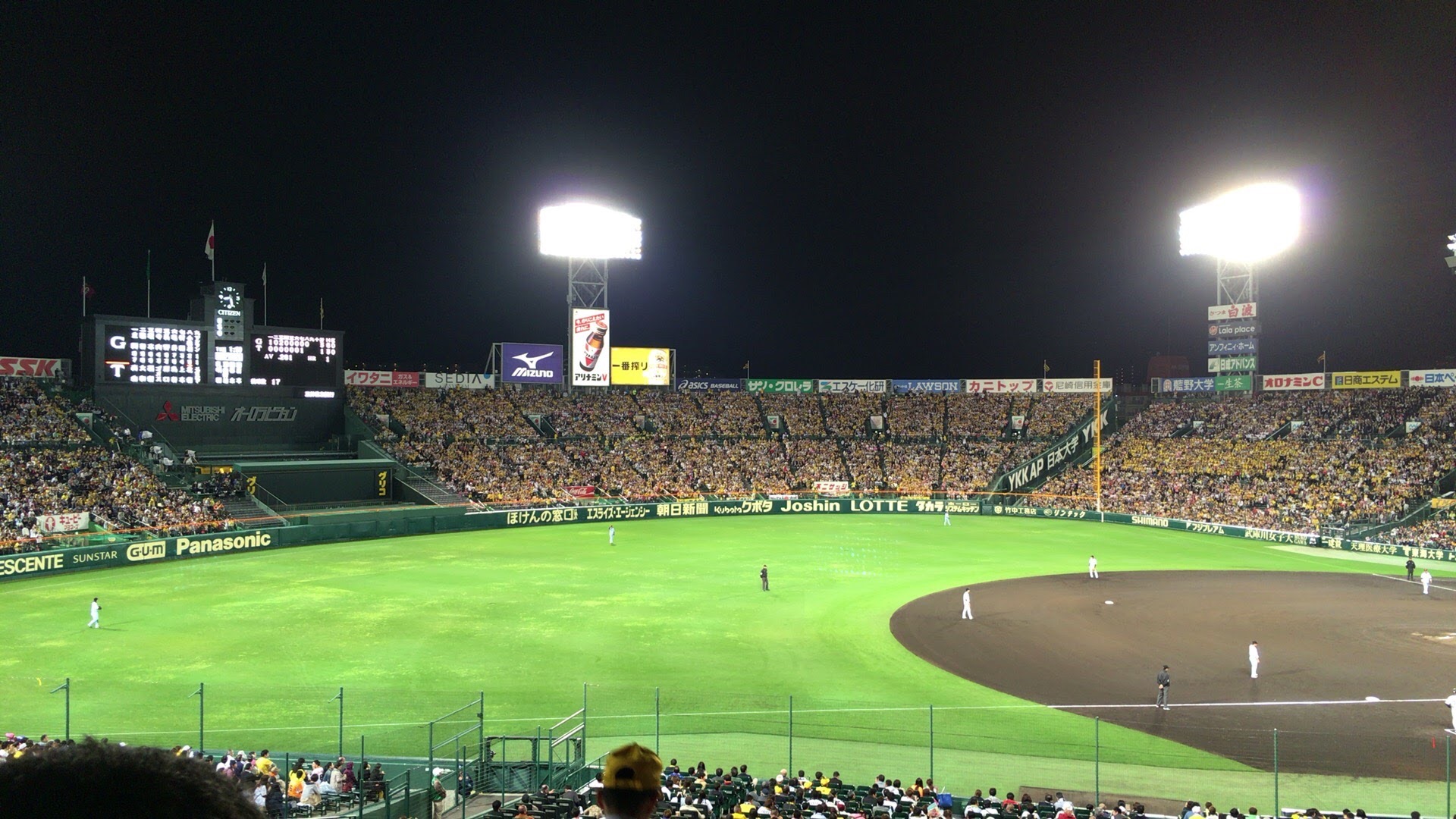 ナイトゲーム開催中の阪神甲子園球場