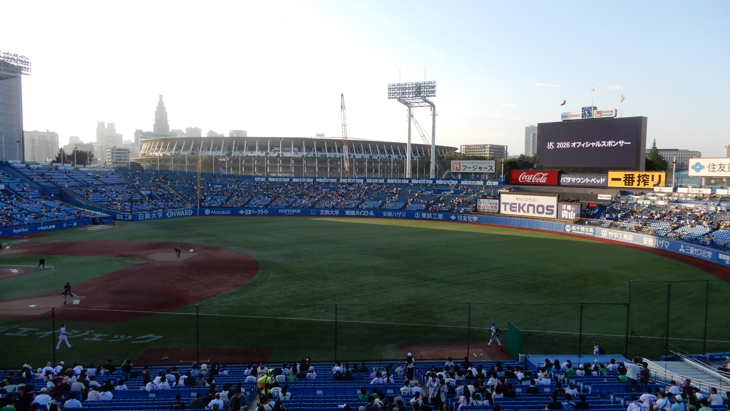 夏の明治神宮野球場で試合前のグラウンドとスタンドを見渡した様子