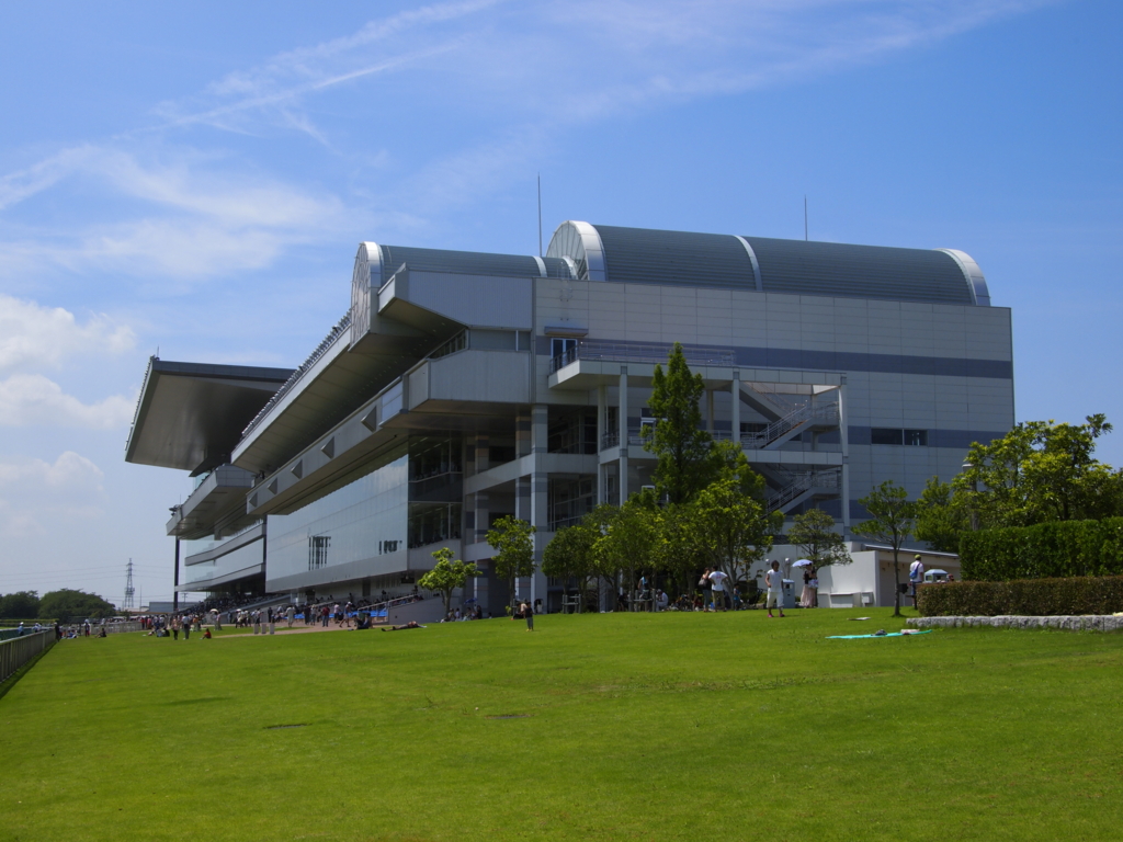 新潟競馬場のスタンド。2011年8月14日撮影の景観写真。